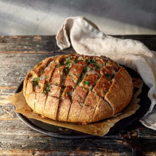 Fylt brød med basilikumsmør og mozzarella