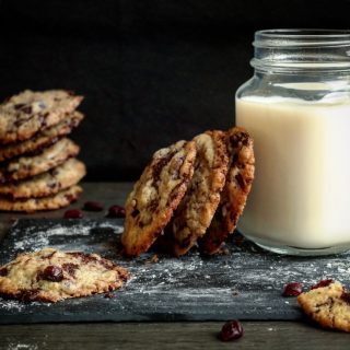 Enkle og supergode cookies med sjokolade og tranebær