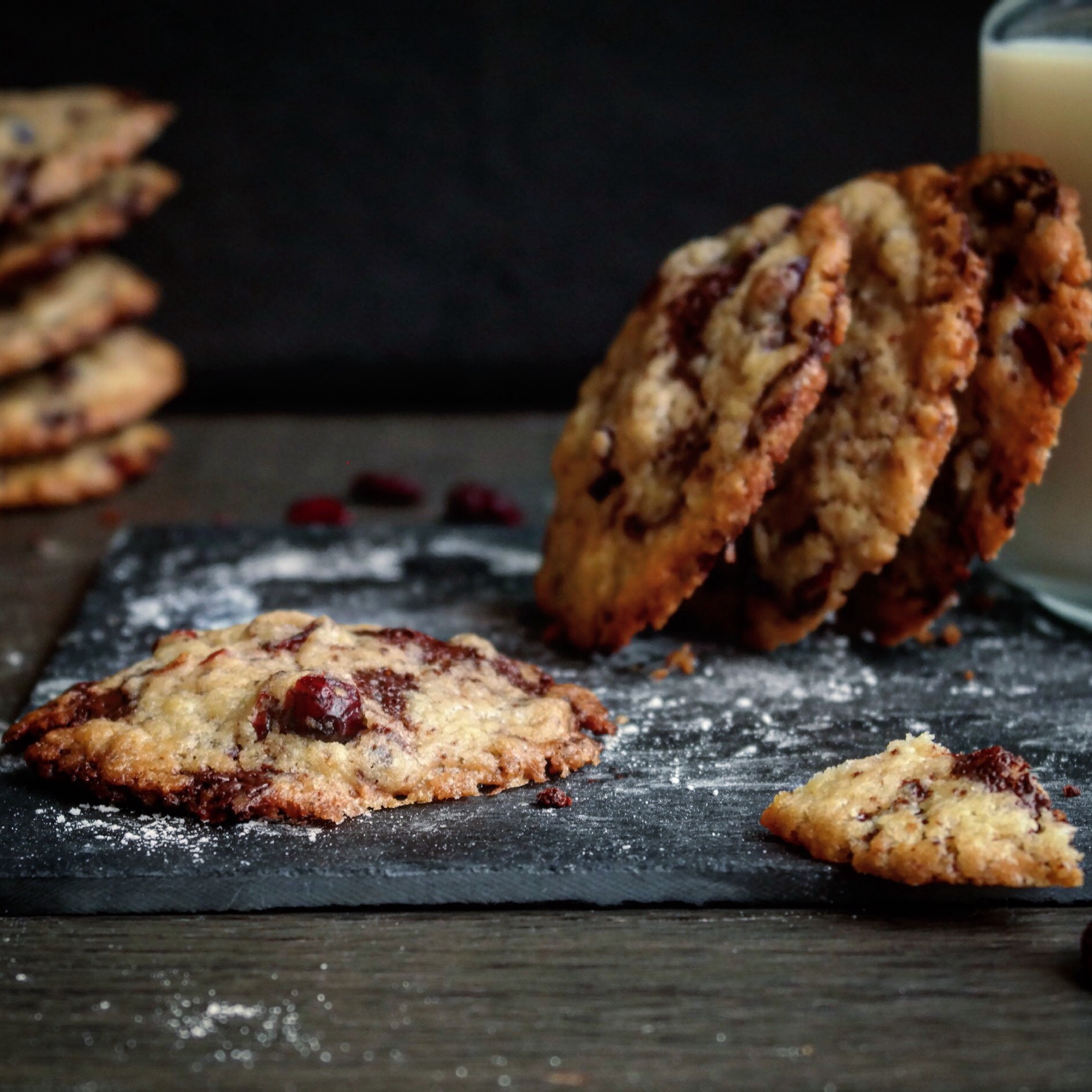 Enkle og supergode cookies med sjokolade og tranebær