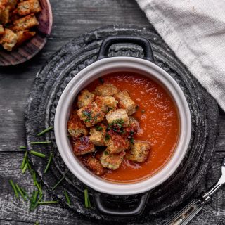 Rask tomatsuppe med parmesan krutonger