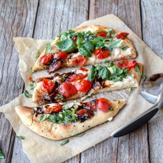 Nanbrød pizza med mozzarella, tomater og basilikum