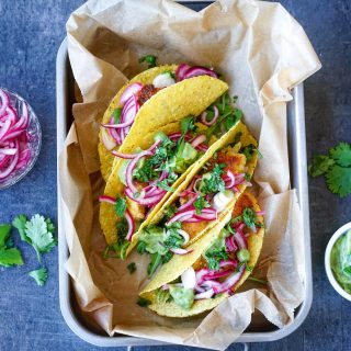 Vegetar taco med syltet rødløk