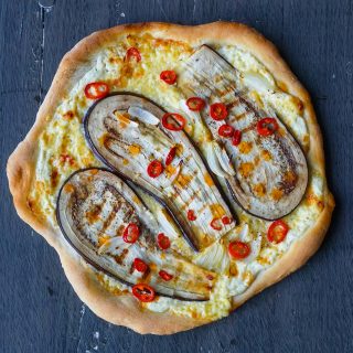 Hvit, spicy pizza med aubergine