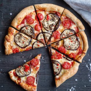 Spicy pizza med grillet aubergine og søte plommetomater