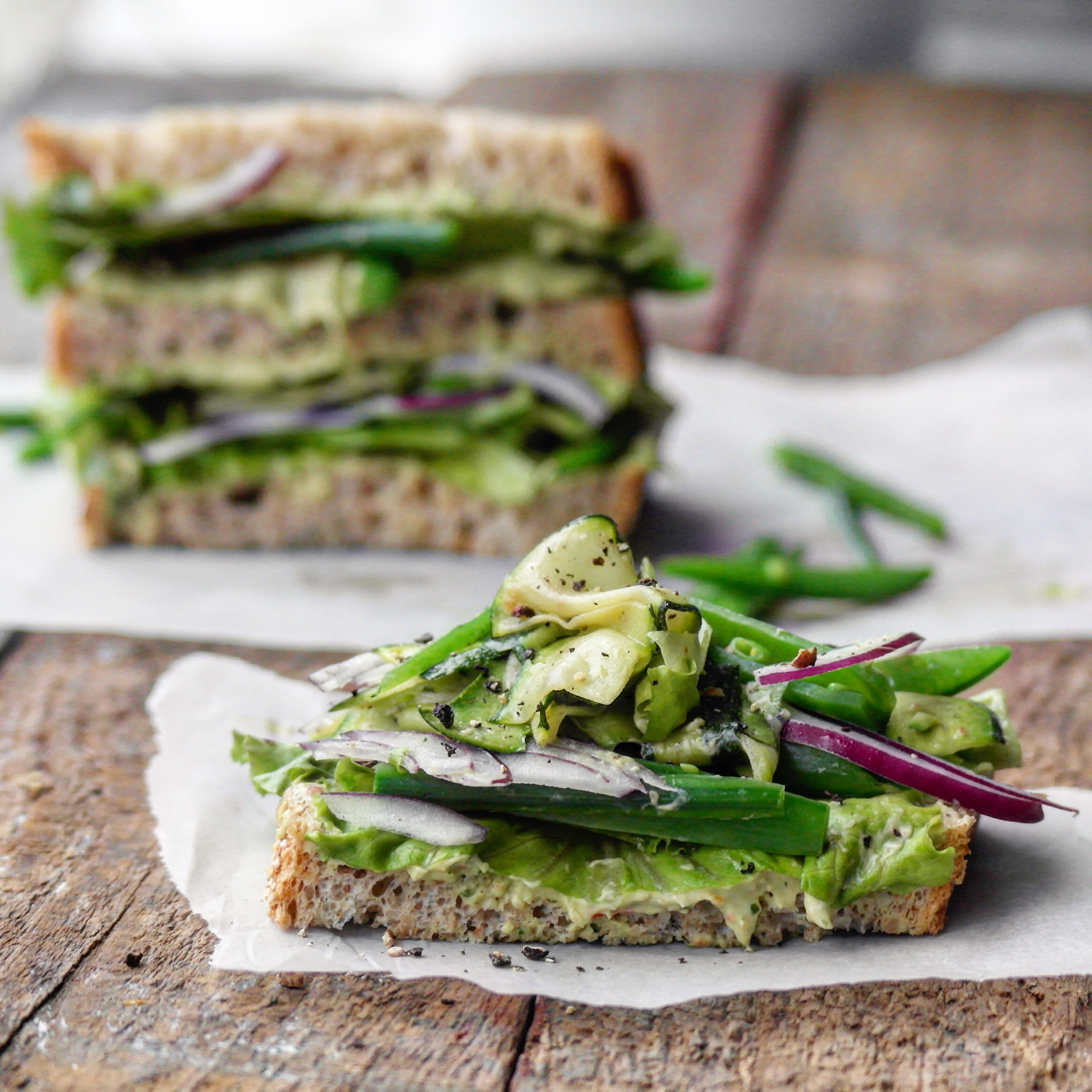 Grønn sandwich med avokadokrem