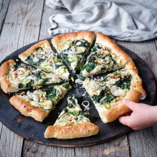 Hvit pizza med squash, spinat og grønn chili