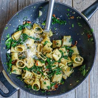 Enkel pasta med smørstekt grønnkål og ost